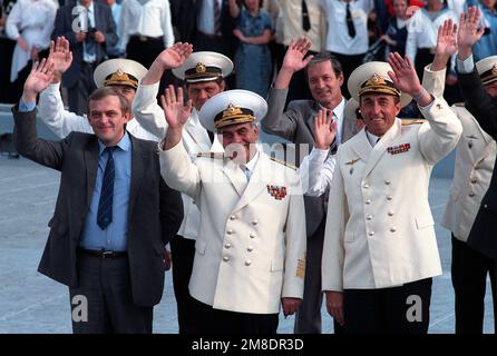 Ammiraglio Gennadi Khvatov, prima fila, secondo da sinistra, comandante, flotta del Pacifico sovietico, E i membri di un partito ufficiale si sono salutati mentre due navi della Marina statunitense entrano in porto. L'incrociatore missilistico guidato USS PRINCETON (CG 59) e la fregata missilistica guidata USS REUBEN JAMES (FFG 57) sono venuti a Vladivostok per una visita di quattro giorni. Base: Vladivostok Stato: Siberia Nazione: U.S.R. (DOM) Foto Stock