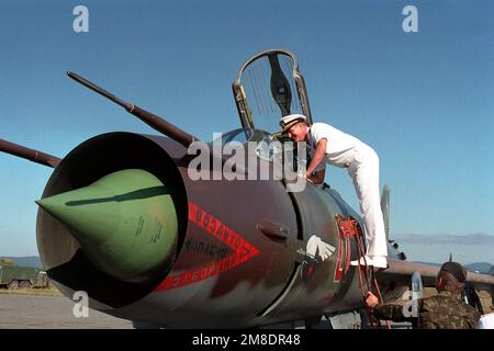 L'ammiraglio Charles R. Larson, comandante in CAPO, US Pacific Fleet, guarda nell'abitacolo di un aereo sovietico su-17 Fitter durante una visita ad una base aerea. Larson è in Unione Sovietica con due navi della Marina degli Stati Uniti, l'incrociatore missilistico guidato USS PRINCETON (CG-59) e la fregata missilistica guidata USS REUBEN JAMES (FFG 57), per una visita di buona volontà di quattro giorni. Base: Vladivostok Stato: Siberia Nazione: U.S.R. (DOM) Foto Stock