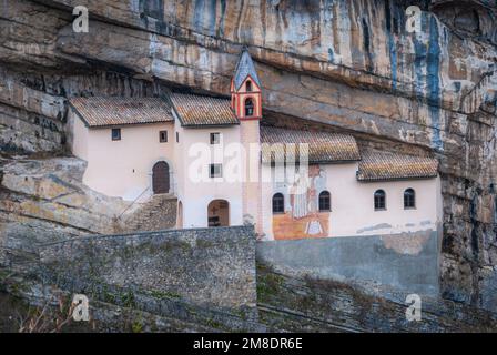 L'Eremo di San Colombano è un eremo a Trambileno, in Italia, noto per la sua posizione sul versante di una montagna. Foto Stock