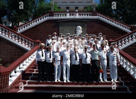 Gli americani e i loro padroni di casa sovietici si riuniscono di fronte a una scuola di servizio della marina sovietica durante una visita di buona volontà dell'incrociatore missilistico guidato USS PRINCETON (CG-59) e della fregata missilistica guidata USS REUBEN JAMES (FFG 57). In prima fila sono il Vice Ammiraglio John H. Fetterman Jr., terzo da sinistra, Comandante, Naval Air Force, US Pacific Fleet; L'ammiraglio Charles R. Larson, quarto da sinistra, comandante in CAPO, US Pacific Fleet; l'ammiraglio Gennadi Khvatov, Quarto da destra, comandante della flotta del Pacifico sovietico. Base: Vladivostok Stato: Siberia Nazione: U.S.R. (DOM) Foto Stock