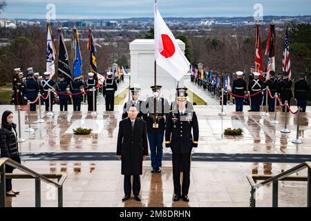 Arlington, Stati Uniti. 13th Jan, 2023. Arlington, Stati Uniti. 13 gennaio 2023. Il primo ministro giapponese Fumio Kishida, partito, accompagnato dal maggiore dell'esercito degli Stati Uniti, Gen. Allan Pepin partecipa a una cerimonia di deposizione di Wreath-Playing delle forze Armate alla Tomba del Milite Ignoto presso il cimitero nazionale di Arlington, il 13 gennaio 2023 ad Arlington, Virginia, USA. Credit: Elizabeth Fraser/US Army/Alamy Live News Foto Stock
