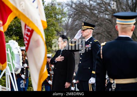 Arlington, Stati Uniti. 13th Jan, 2023. Arlington, Stati Uniti. 13 gennaio 2023. Il primo ministro giapponese Fumio Kishida, di sinistra, e il maggiore dell'esercito degli Stati Uniti, Gen. Allan Pepin, rendono onore durante una cerimonia di deposizione di Wreath-Playing delle forze Armate alla Tomba del Milite Ignoto presso il cimitero nazionale di Arlington, il 13 gennaio 2023 ad Arlington, Virginia, USA. Credit: Elizabeth Fraser/US Army/Alamy Live News Foto Stock