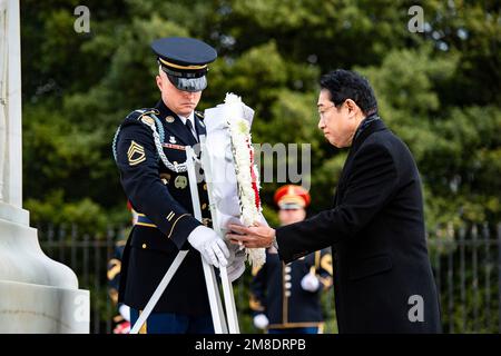 Arlington, Stati Uniti. 13th Jan, 2023. Arlington, Stati Uniti. 13 gennaio 2023. Il primo ministro giapponese Fumio Kishida, a destra, aggiusta la corona durante una cerimonia di posa di una corona di forze Armate agli onorificenze pieni del cimitero nazionale di Arlington, il 13 gennaio 2023 ad Arlington, Virginia, USA. Credit: Elizabeth Fraser/US Army/Alamy Live News Foto Stock