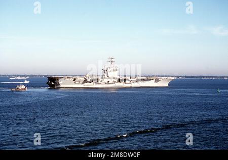 Una vista a dritta della portaerei a energia nucleare USS THEODORE ROOSEVELT (CVN-71) mentre parte dalla Stazione Navale di Norfolk, Virginia Base: Hampton Roads, Norfolk Stato: Virginia (VA) Nazione: Stati Uniti d'America (USA) Foto Stock