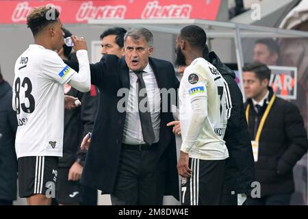 ISTANBUL - (lr) Gedson Fernandes di Besiktas JK, Besiktas JK allenatore Senol Gunes, Georges Kevin NKoudou di Besiktas JK durante la partita turca Super Lig tra Besiktas e Kasimpasa AS al Vodafone Park il 7 gennaio 2023 a Istanbul, Turchia. AP | altezza olandese | GERRIT DI COLONIA Foto Stock