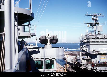 Una visione di un sistema di controllo antincendio missilistico Mark 91 (MFCS) a bordo della portaerei nucleare USS ABRAHAM LINCOLN (CVN-72). Base: Naval Air Station, Norfolk Stato: Virginia (VA) Paese: Stati Uniti d'America (USA) Foto Stock