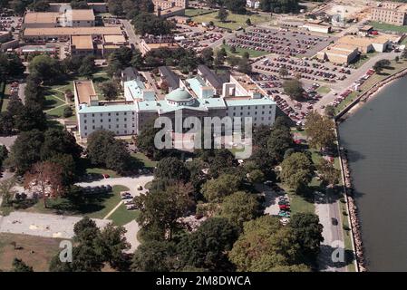 Una vista aerea dell'edificio originale dell'ospedale, ora utilizzato per la maternità e la cura psichiatrica. Base: Portsmouth Naval Hospital Stato: Virginia (VA) Paese: Stati Uniti d'America (USA) Foto Stock