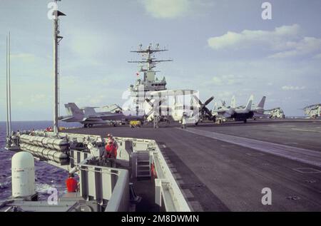 Gli equipaggi di manutenzione effettuano controlli di prevolo dei loro aeromobili prima dell'inizio delle operazioni di volo a bordo della portaerei nucleare USS ABRAHAM LINCOLN (CVN-72). Paese: Mar dei Caraibi Foto Stock