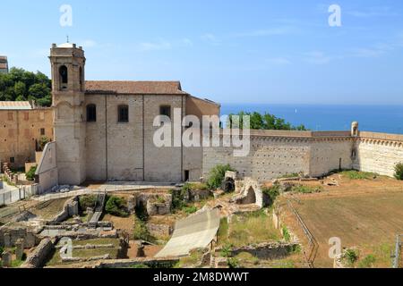 Anfiteatro romano e chiesa di San Gregorio Illuminatore, Ancona, Italia. Anfiteatro romano di Ancona. Chiesa di San Gregorio Illuminatore. Foto Stock