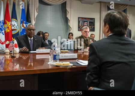 Washington, Stati Uniti d'America. 12th Jan, 2023. Washington, Stati Uniti d'America. 12 gennaio 2023. Il Segretario della Difesa degli Stati Uniti Lloyd Austin, di sinistra, parla con il Ministro della Difesa giapponese Yasukazu Hamada durante le discussioni bilaterali al Pentagono, 12 gennaio 2023 a Washington, DC Credit: TSgt. Jack Sanders/DOD Photo/Alamy Live News Foto Stock