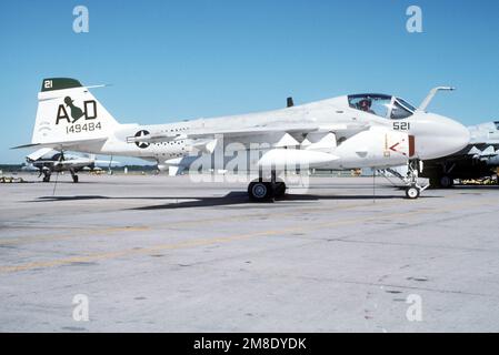 Una vista laterale destra di un aereo Intruder KA-6D Intruder dello Squadrone di attacco 42 (VA-42) parcheggiato sulla linea di volo. L'aeromobile presenta lo schema di verniciatura utilizzato nel 1986. Base: Naval Air Station, Oceana Stato: Virginia (VA) Paese: Stati Uniti d'America (USA) Foto Stock
