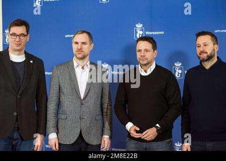 Da sinistra: Gergely Karacsony, Zdenek Hrib, Rafal Trzaskowski e Matus Vallo, posa per una foto dopo una conferenza stampa. Rafal Trzaskowski - Sindaco di Varsavia, Gergely Karacsony - Sindaco di Budapest, Zdenek Hrib - Sindaco di Praga e Matus Vallo - Sindaco di Bratislava, come rappresentanti del Patto delle Città libere recentemente istituito, Ha parlato in una conferenza stampa alla stazione ferroviaria orientale di Varsavia subito dopo il ritorno dall'Ucraina. Nel corso della conferenza, i sindaci hanno condiviso le conclusioni della visita in Ucraina e hanno parlato dell'assistenza che le singole capitali del Patto sono in grado di fornire Foto Stock