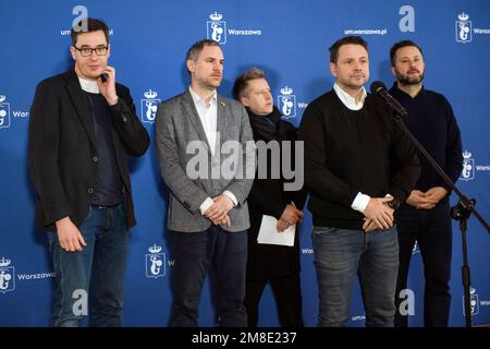 Da sinistra: Gergely Karacsony, Zdenek Hrib, Rafal Trzaskowski (secondo R) e Matus Vallo (R), sono visti durante una conferenza stampa. Rafal Trzaskowski - Sindaco di Varsavia, Gergely Karacsony - Sindaco di Budapest, Zdenek Hrib - Sindaco di Praga e Matus Vallo - Sindaco di Bratislava, come rappresentanti del Patto delle Città libere recentemente istituito, Ha parlato in una conferenza stampa alla stazione ferroviaria orientale di Varsavia subito dopo il ritorno dall'Ucraina. Durante la conferenza, i sindaci hanno condiviso le conclusioni della visita in Ucraina e hanno parlato dell'assistenza che le singole capitali del Foto Stock