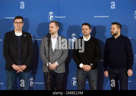 Da sinistra: Gergely Karacsony, Zdenek Hrib, Rafal Trzaskowski e Matus Vallo, sono visti durante una conferenza stampa. Rafal Trzaskowski - Sindaco di Varsavia, Gergely Karacsony - Sindaco di Budapest, Zdenek Hrib - Sindaco di Praga e Matus Vallo - Sindaco di Bratislava, come rappresentanti del Patto delle Città libere recentemente istituito, Ha parlato in una conferenza stampa alla stazione ferroviaria orientale di Varsavia subito dopo il ritorno dall'Ucraina. Nel corso della conferenza, i sindaci hanno condiviso le conclusioni della visita in Ucraina e hanno parlato dell'assistenza che le singole capitali del Patto saranno in grado di fornire Foto Stock