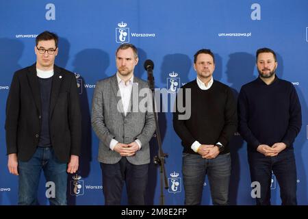 Da sinistra: Gergely Karacsony, Zdenek Hrib, Rafal Trzaskowski e Matus Vallo, sono visti durante una conferenza stampa. Rafal Trzaskowski - Sindaco di Varsavia, Gergely Karacsony - Sindaco di Budapest, Zdenek Hrib - Sindaco di Praga e Matus Vallo - Sindaco di Bratislava, come rappresentanti del Patto delle Città libere recentemente istituito, Ha parlato in una conferenza stampa alla stazione ferroviaria orientale di Varsavia subito dopo il ritorno dall'Ucraina. Nel corso della conferenza, i sindaci hanno condiviso le conclusioni della visita in Ucraina e hanno parlato dell'assistenza che le singole capitali del Patto saranno in grado di fornire Foto Stock