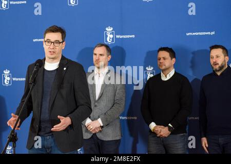 Il sindaco di Budapest, Gergely Karacsony, parla durante una conferenza stampa. Rafal Trzaskowski - Sindaco di Varsavia, Gergely Karacsony - Sindaco di Budapest, Zdenek Hrib - Sindaco di Praga e Matus Vallo - Sindaco di Bratislava, come rappresentanti del Patto delle Città libere recentemente istituito, Ha parlato in una conferenza stampa alla stazione ferroviaria orientale di Varsavia subito dopo il ritorno dall'Ucraina. Durante la conferenza, i sindaci hanno condiviso le conclusioni della visita in Ucraina e hanno parlato dell'assistenza che le singole capitali del Patto forniranno all'Ucraina. (Foto di Attila Husejnow/SOPA im Foto Stock