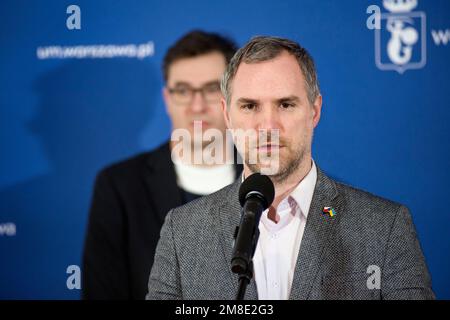 Il sindaco di Praga, Zdenek Hrib, parla durante una conferenza stampa. Rafal Trzaskowski - Sindaco di Varsavia, Gergely Karacsony - Sindaco di Budapest, Zdenek Hrib - Sindaco di Praga e Matus Vallo - Sindaco di Bratislava, come rappresentanti del Patto delle Città libere recentemente istituito, Ha parlato in una conferenza stampa alla stazione ferroviaria orientale di Varsavia subito dopo il ritorno dall'Ucraina. Durante la conferenza, i sindaci hanno condiviso le conclusioni della visita in Ucraina e hanno parlato dell'assistenza che le singole capitali del Patto forniranno all'Ucraina. (Foto di Attila Husejnow/SOPA Images/SIP Foto Stock