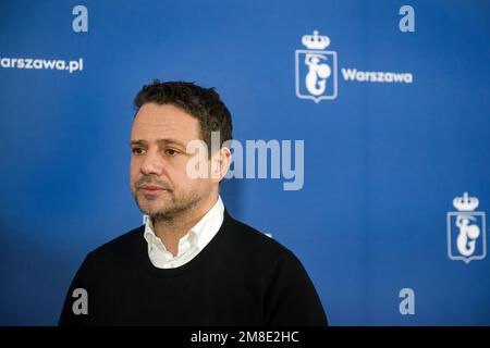 Rafal Trzaskowski, sindaco di Varsavia, è stato visto durante una conferenza stampa. Rafal Trzaskowski - Sindaco di Varsavia, Gergely Karacsony - Sindaco di Budapest, Zdenek Hrib - Sindaco di Praga e Matus Vallo - Sindaco di Bratislava, come rappresentanti del Patto delle Città libere recentemente istituito, Ha parlato in una conferenza stampa alla stazione ferroviaria orientale di Varsavia subito dopo il ritorno dall'Ucraina. Durante la conferenza, i sindaci hanno condiviso le conclusioni della visita in Ucraina e hanno parlato dell'assistenza che le singole capitali del Patto forniranno all'Ucraina. (Foto di Attila Husejnow/SOPA IMA Foto Stock