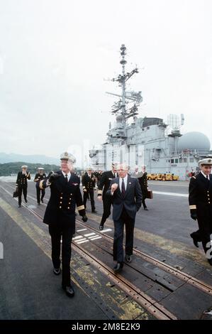 Il Segretario della Marina H. Lawrence Garrett III attraversa il ponte di volo della portaerei DELLA marina francese FOCH (R-99) durante un tour della nave. Base: Tolone Paese: Francia (fra) Foto Stock