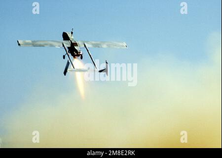 Un veicolo pilotato a distanza Pioneer (RPV) viene lanciato dalla nave da guerra USS WISCONSIN (BB-64). Il WISCONSIN è dispiegato nel golfo a sostegno dell'operazione Desert Shield. Soggetto operazione/Serie: SCUDO DEL DESERTO Paese: Sconosciuto Foto Stock