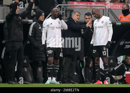 ISTANBUL - (lr) Jackson Mukela di Besiktas JK, Besiktas JK allenatore allenatore Senol Gunes, Atiba Hutchinson di Besiktas JK durante la partita turca Super Lig tra Besiktas e Kasimpasa AS a Vodafone Park il 7 gennaio 2023 a Istanbul, Turchia. AP | altezza olandese | GERRIT DI COLONIA Foto Stock