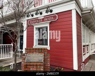 Cartello e targa dell'hotel Danville presso l'edificio storico - Danville, California, USA - Gennaio 2023 Foto Stock