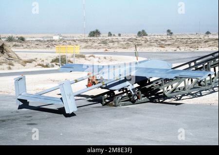 Un veicolo pilotato a distanza (RPV) Pioneer assegnato al Marine Corps '3rd RPV Platoon siede in fondo alla sua rotaia di lancio prima di un volo durante l'operazione Desert Shield. Subject Operation/Series: SCUDO DEL DESERTO Paese: Arabia Saudita (SAU) Foto Stock