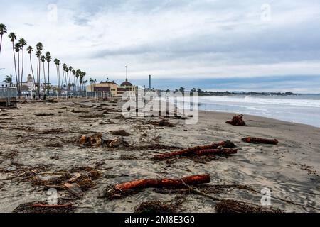 I detriti della tempesta di Driftwood vengono lavati di fronte al lungomare di Santa Cruz Beach - Santa Cruz, California, USA - 7 gennaio 2023 Foto Stock