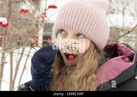 albero di natale ragazza scatola di pino presente montagna prossimo inverno festa regalo bello Foto Stock