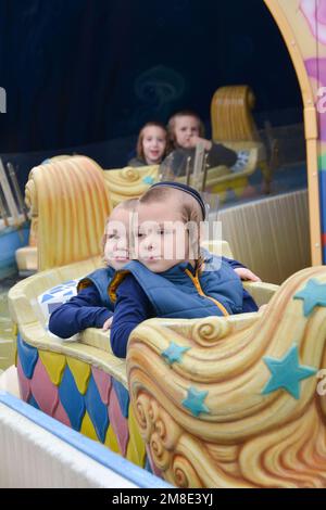 I bambini ebrei ortodossi celebrano la vacanza di Sukkos divertendosi in un parco divertimenti a Luna Park a Coney Island, Brooklyn, New York City. Foto Stock