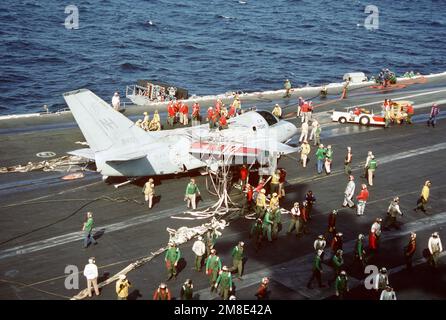 Gli equipaggi a bordo della portaerei nucleare USS ABRAHAM LINCOLN (CVN 72) iniziano a rimuovere la barricata di nylon da un aereo Air Anti-Submarine Squadron 29 (VS-29) S-3A Viking. Il carrello di atterraggio danneggiato ha costretto l'aeromobile a fare un atterraggio di emergenza. Paese: Oceano Pacifico (POC) Foto Stock