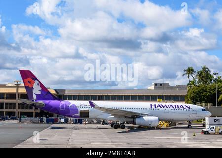 Hawaiian Airlines Airbus A330-243 numero di registrazione N379HA parcheggiato all'Aeroporto Internazionale Daniel K. Inouye - Honolulu, Hawaii, USA - 2022 Foto Stock