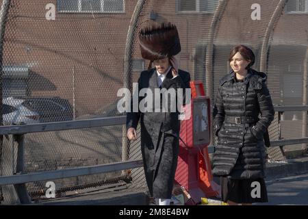 Una coppia hasidic cammina lungo Lee Avenue a Williamsburg poco prima di Shabbat. A Brooklyn, New York. Foto Stock