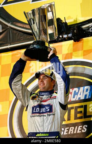 Homestead, Florida, Stati Uniti. 18th Nov 2007. 18 novembre 2007 - Homestead, FL, USA: Jimmie Johnson festeggia i campionati di Nextel Cup dopo aver ottenuto il titolo 2007 all'Homestead Miami Speedway. (Credit Image: © Walter G. Arce Sr./ZUMA Press Wire) SOLO PER USO EDITORIALE! Non per USO commerciale! Foto Stock