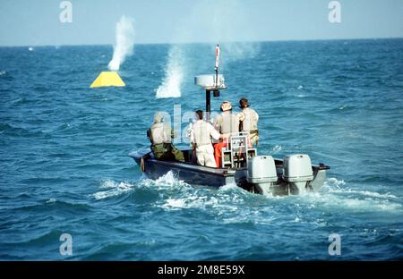 STATI UNITI Coast Guardsmen spara a un bersaglio con mitragliatrici dalla loro posizione su una barca di sicurezza del porto Raider durante l'operazione Desert Shield. Soggetto operativo/Serie: SCUDO DEL DESERTO Paese: Arabia Saudita (SAU) Foto Stock