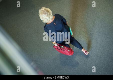 Berlino, Germania. 19th maggio 2022. Christine Lambrecht (SPD), ministro della Difesa, lascia la sala plenaria del Bundestag. Credit: Michael Kappeler/dpa/Alamy Live News Foto Stock