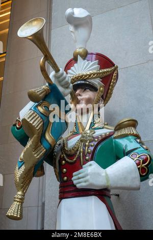 Toy Soldier statue Decoration, Holiday Season, Rockefeller Center, NYC, USA, 2023 Foto Stock