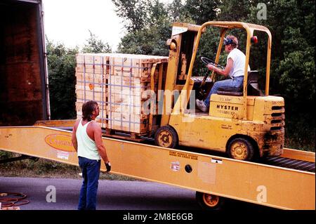 I lavoratori caricano casse di 105mm munizioni su un camion per la spedizione in Medio Oriente a sostegno dell'operazione Desert Shield. Soggetto operativo/Serie: DESERT SHIELD base: Seneca Army Depot, Romulus Stato: New York (NY) Paese: Stati Uniti d'America (USA) Foto Stock