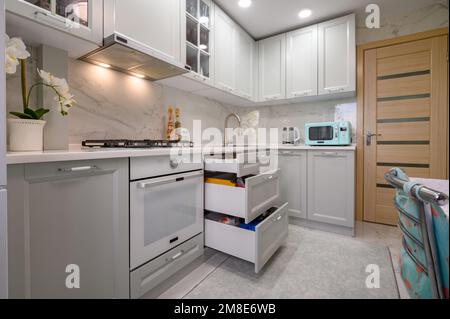 Bianco e grigio nuovo moderno e ben progettato cucina interni Foto Stock