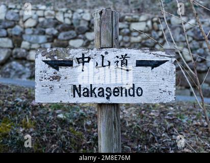 Un segno per il percorso storico del Nakasendo nella città di Nagiso, prefettura di Nagano, Giappone. Foto Stock
