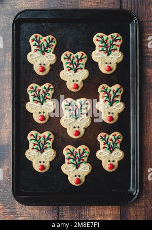 Vassoio da forno con biscotti di pan di zenzero a forma di renna per natale. Foto Stock