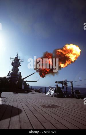 Un proiettile viene sparato da un cannone Mark di calibro 7 16 pollici/50 nella torretta n. 2 a bordo della nave da guerra USS WISCONSIN (BB-64) mentre gli esercizi di sparo vengono condotti durante l'operazione Desert Shield. Soggetto operazione/Serie: SCUDO DEL DESERTO Paese: Sconosciuto Foto Stock