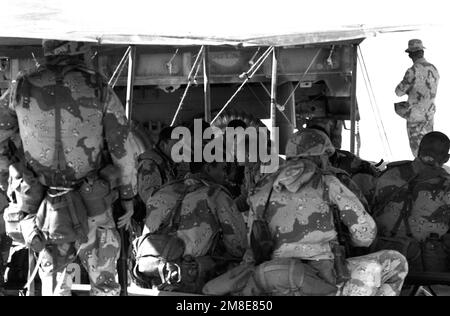 Il Segretario della Difesa Richard Cheney si rivolge ai membri del 2nd BN., 7th Marines, 1st Marine Div., mentre visitano il loro campo durante l'operazione Desert Shield. Soggetto operativo/Serie: SCUDO DEL DESERTO Paese: Arabia Saudita (SAU) Foto Stock