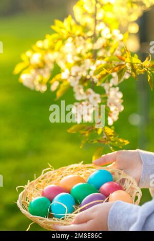 Buona pasqua. Uova colorate in un cestino di vimini caccia all'uovo di pasqua. Foto Stock