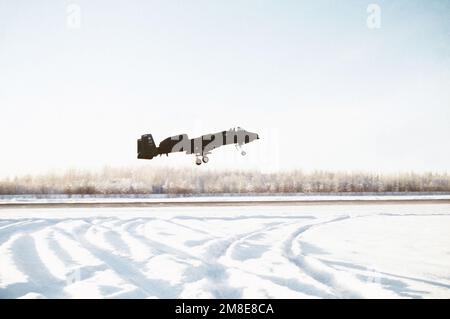 Un aereo 343rd Tactical Fighter Wing A-10A Thunderbolt II decoltra durante CALFEX '90, un servizio congiunto, un'esercitazione combinata di armi dal vivo-fuoco. L'aeromobile è dotato di un pod di contromisure elettroniche AN-ALQ 119 collegato. Subject Operation/Series: CALFEX '90 base: Eielson Air Force base Stato: Alaska(AK) Paese: Stati Uniti d'America (USA) Foto Stock