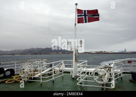 Traghetto estivo da Andøya all'isola di Senja nel nord della Norvegia. Foto Stock
