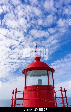 Luminoso faro rosso a Nazare Foto Stock