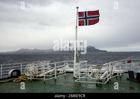 Traghetto estivo da Andøya all'isola di Senja nel nord della Norvegia. Foto Stock