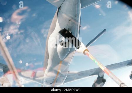 Una vista dall'interno del pozzetto di un aereo Fighter Squadron 32 (VF-32) F-14A Tomcat mentre conduce un rifornimento in volo con un US Air Force KC-135 Stratotanker Aircraft durante l'operazione Desert Shield. La VF-32 ha sede a bordo della portaerei USS JOHN F. KENNEDY (CV-67), che opera nel Mar Rosso. Soggetto operativo/Serie: SCUDO DEL DESERTO Paese: Arabia Saudita (SAU) Foto Stock