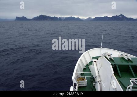 Traghetto estivo da Andøya all'isola di Senja nel nord della Norvegia. Foto Stock